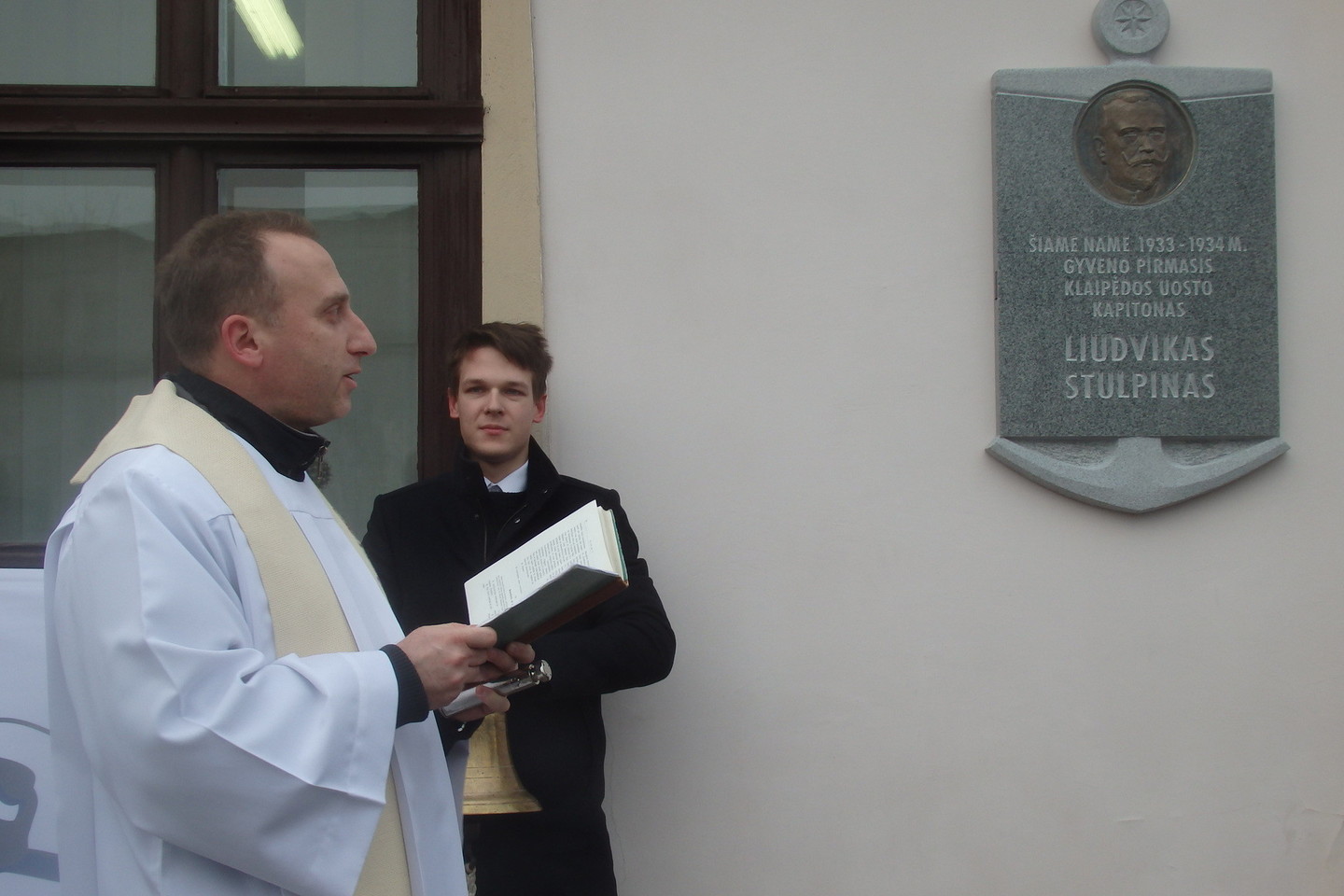 Kunigas Vilius Viktoravičius pašventino bareljefą.