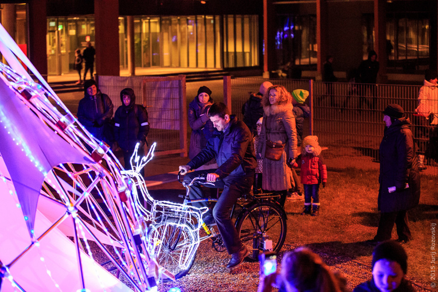 6 metrų aukščio Kalėdų eglutė šviečia tada, kai minamas dviratis.<br>Vilniaus technologijų ir dizaino kolegijos nuotr.