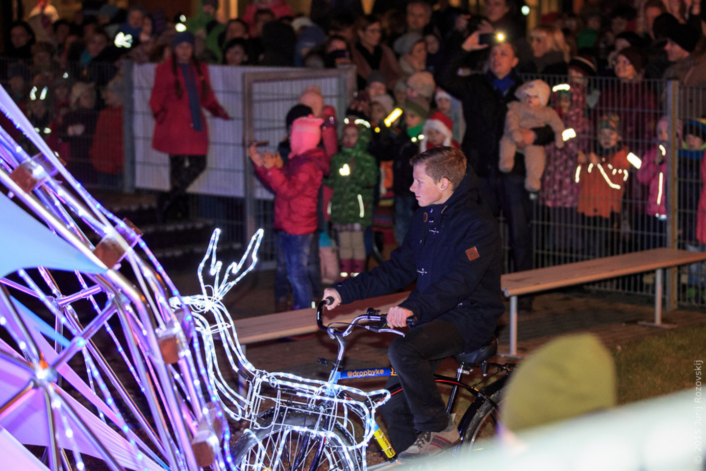 6 metrų aukščio Kalėdų eglutė šviečia tada, kai minamas dviratis.<br>Vilniaus technologijų ir dizaino kolegijos nuotr.