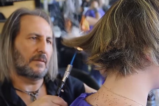 Tik drąsiems: „žirkliarankis“ plaukus rėžia kardais ir ugnimi