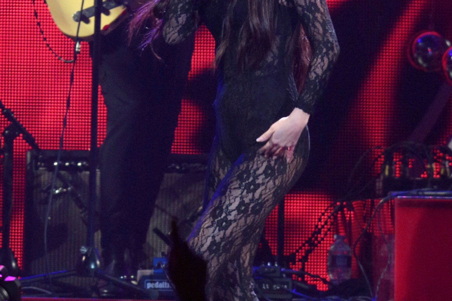 Selena Gomez ant scenos vilkėjo nėriniuotą kostiumą.<br>ViDA Press nuotr.