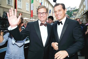 Ištverti mirtiną ligą žinomam politikui padėjo mylimasis