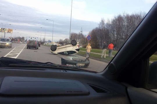 Kaune judrioje gatvėje mašina po smūgio apvirto ant stogo