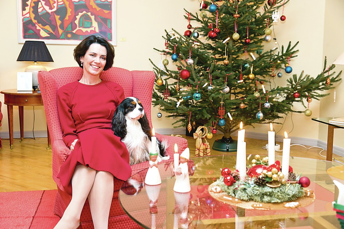 Švedijos ambasadorė Lietuvoje C.Ruthström-Ruin savo augintiniui Simpsonui leidžia vaikščioti po ambasadą.