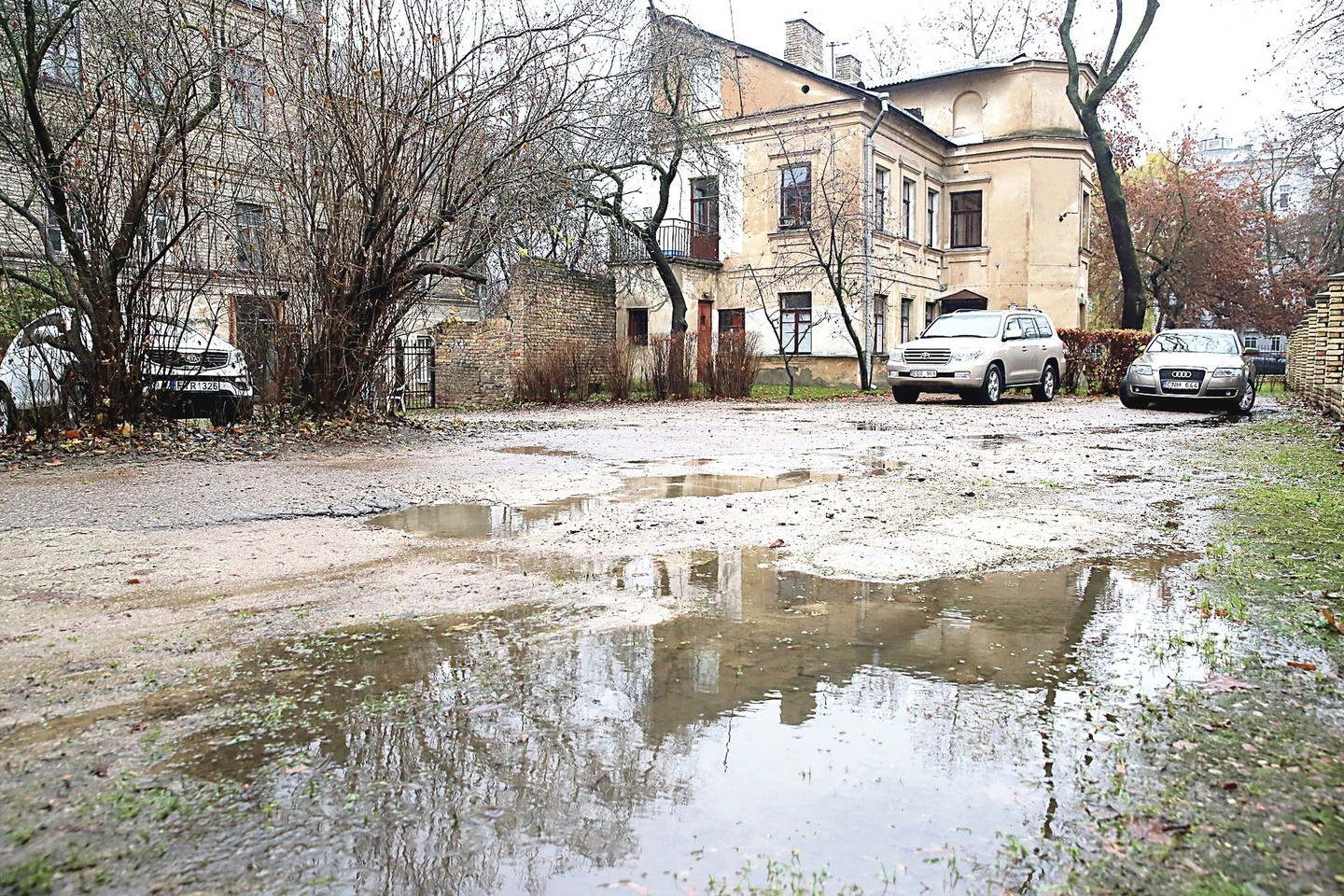 Nusipirkusiems sklypą Tilto gatvėje verslininkams iš jo – jokios naudos. Negali sklypo nei parduoti, nei statyti.
