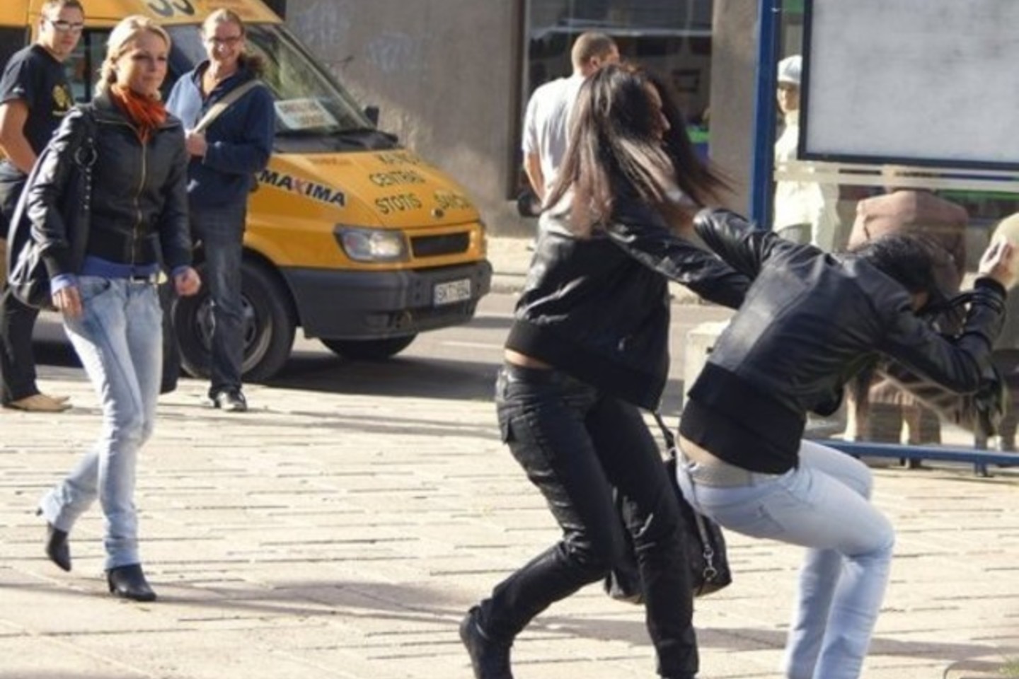 Policija ieško merginos, Joniškio bare sumušusios 25 metų joniškietę.