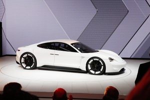 „Porsche“ pasiryžo: super-elektromobiliui skirs kosminę sumą