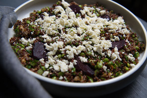 Nida Degutienė ruošia salotas, kurios atstoja mėsos kepsnį