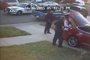 Pareigūnai negalėjo patikėti, ką rado „Tesla“ bagažinėje