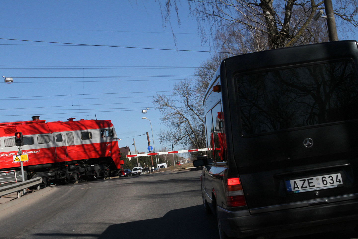 Amalių pervažoje keleivinis traukinys traumavo žmogų.