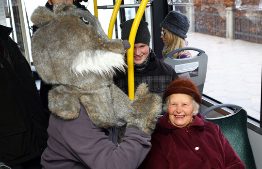 Kauno transporte kalėdinės akcijos veikėjai pirmadienį linksmino keleivius.<br>P.Mantauto nuotr.