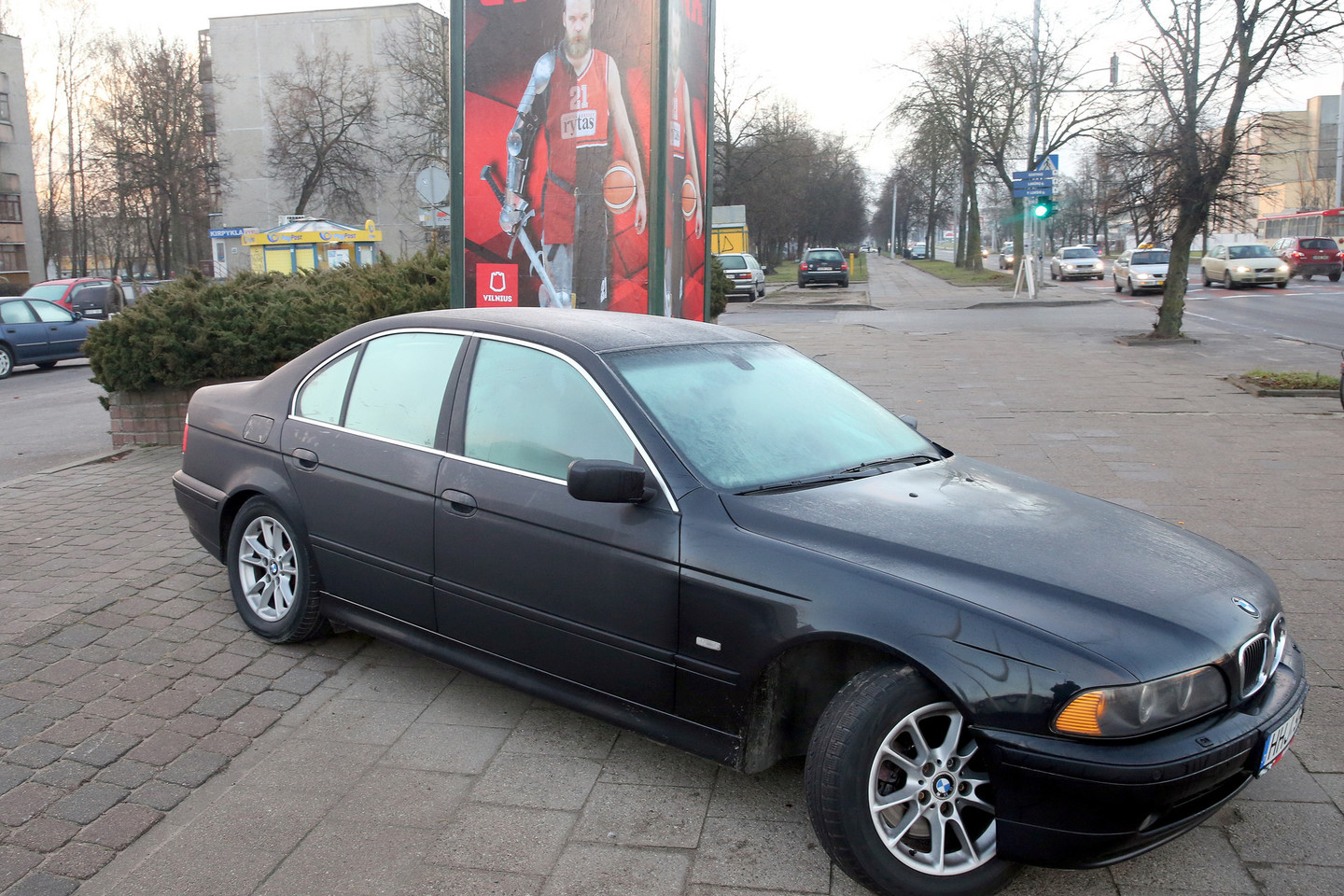 BMW trenkėsi į reklaminį stendą, mašinos savininkas kalba apie vagystę.<br>R.Danisevičiaus nuotr.