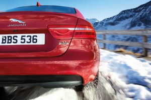„Jaguar XE“ gaus keturių ratų pavarą ir naują išmaniąją įrangą