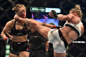 Sumušta Ronda Rousey: „Valgyti obuolį galėsiu po 3-6 mėnesių“