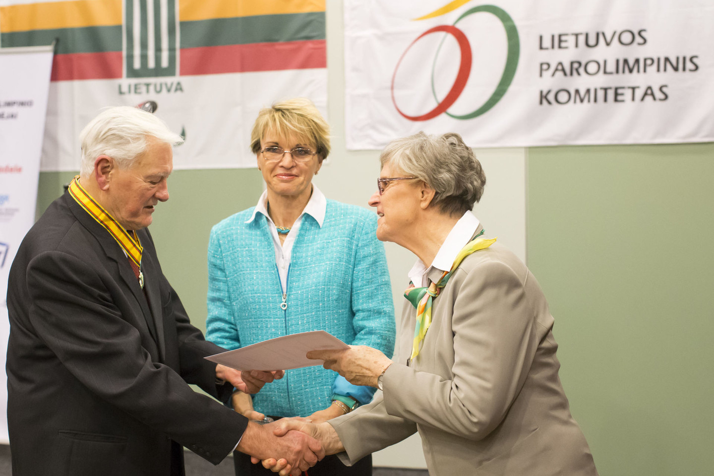 Apdovanojama parolimpietė Ramunė Adomaitienė ir jos mama bei trenerė.<br>M.Kulbio nuotr.