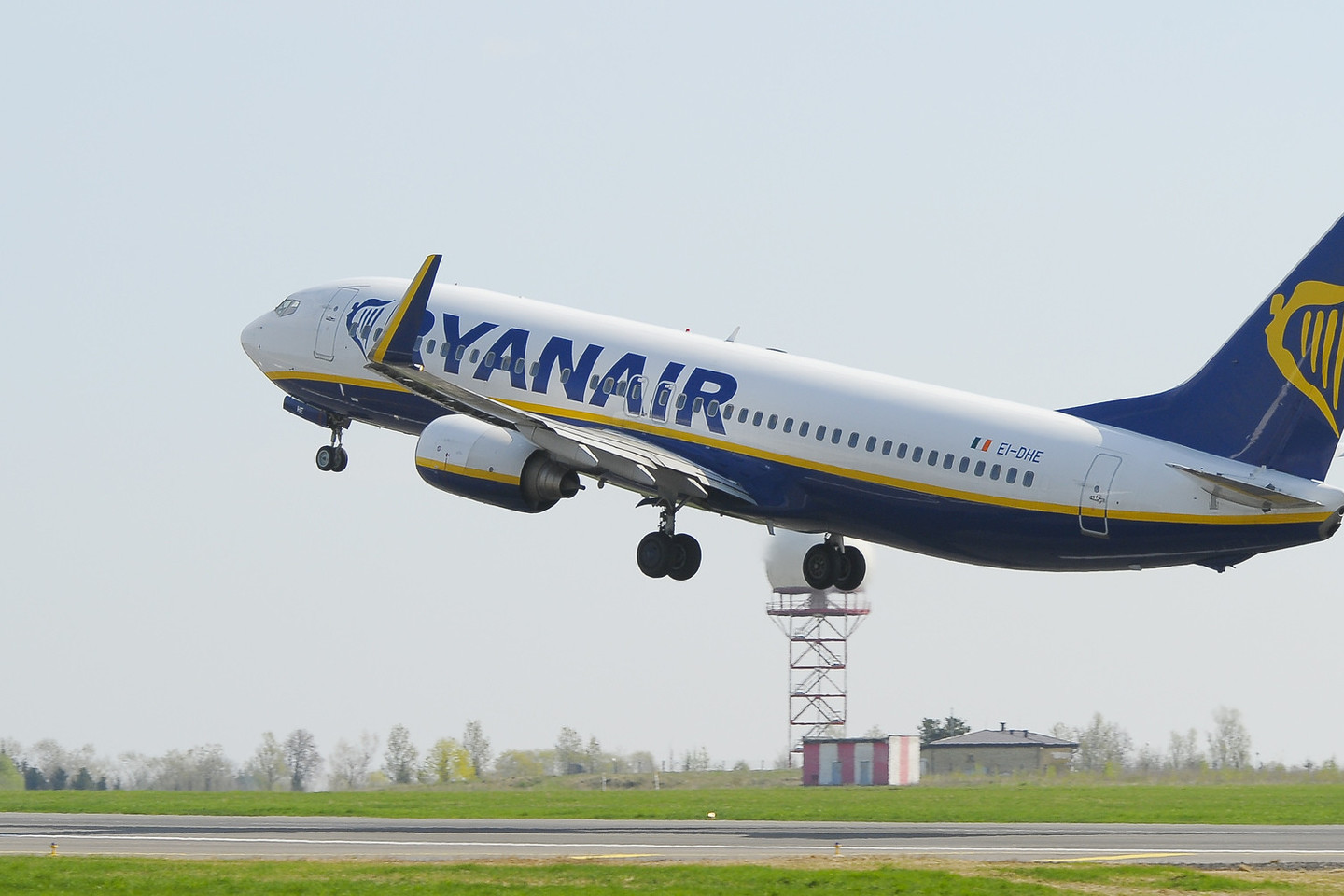 „Ryanair“ orlaiviui spąstus paspendė virš Kauno tvyrantis rūkas.<br>V.Ščiavinsko nuotr.