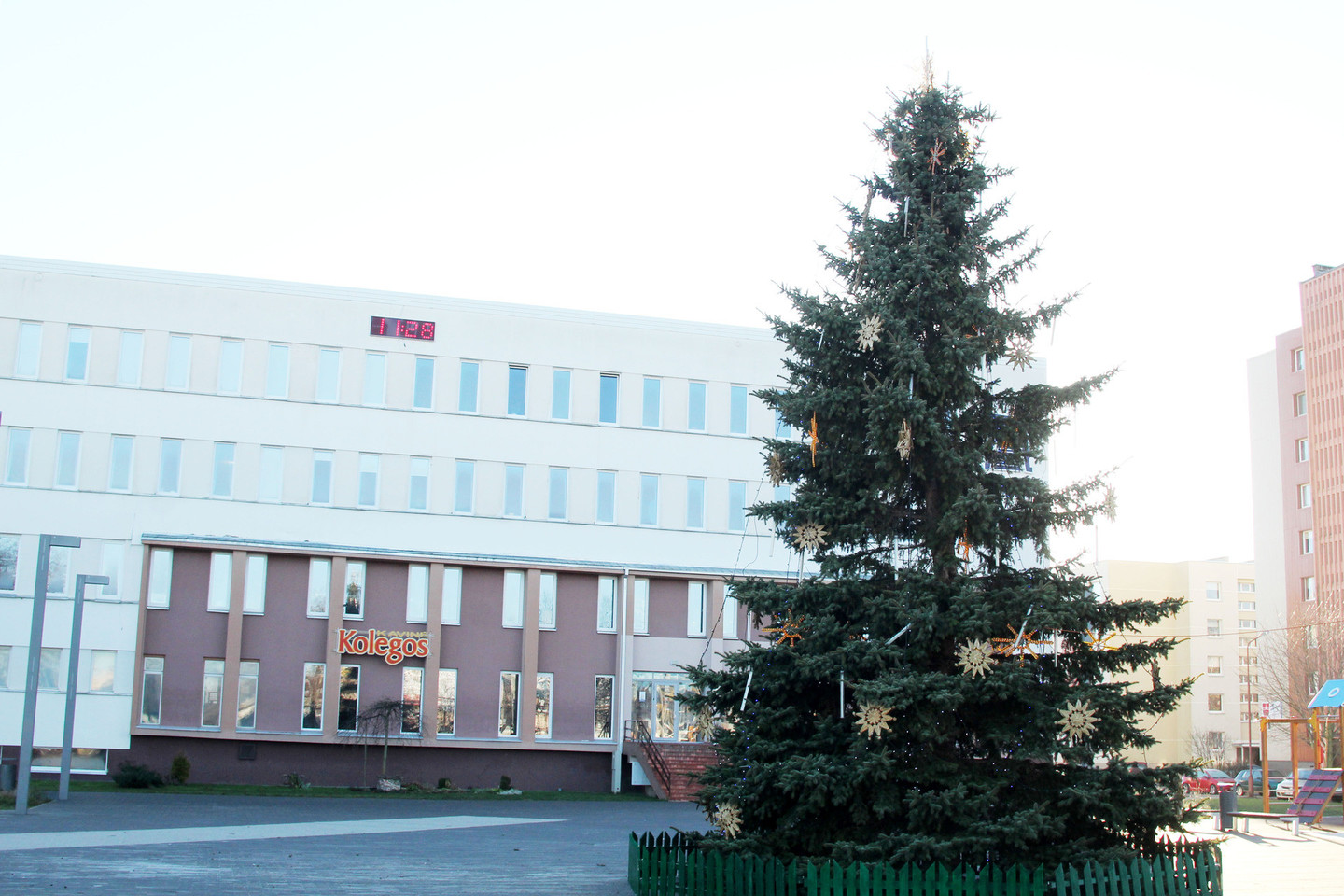 Šiauliuose, prie Šiaurės Lietuvos kolegijos, jau atstatyta Kalėdų eglė ir vėl džiugina miestiečius.