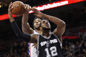 NBA: „Spurs“ pergalė 51 tašku ir pergalingas bosnio metimas