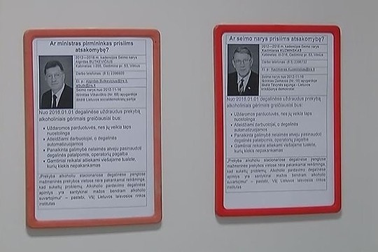Degalinių tualetus papuošė politikų veidai