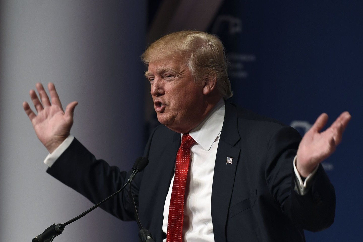 D.Trumpo (nuotr.) žodžiai papiktino ir britų premjerą D.Cameroną.