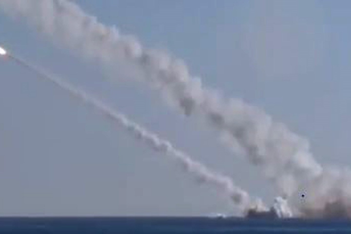 Rusija antradienį pademonstravo savo karinius raumenis, pirmąkart smogusi taikiniams Sirijoje raketomis, paleistomis iš povandeninio laivo.<br>AFP nuotr.