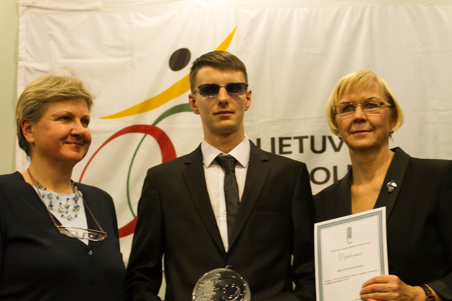 Plaukiką Mindaugą Dvylaitį ir jo trenerę Birutę Statkevičienę pasveikino olimpinė čempionė Lina Kačiušytė (kairėje).<br>Igno Stanio nuotr.