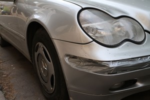 Nespėjęs įsėsti į tempiamą automobilį vairuotojas žuvo po ratais