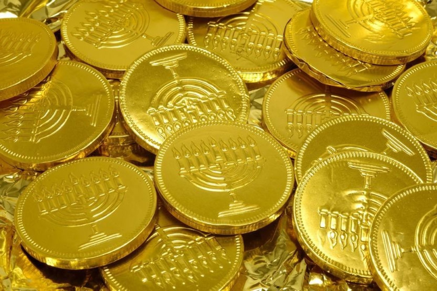 „Hanukah gelt“ – šokoladiniai pinigėliai, dalijami vaikams per Chanuką, turi ir edukacinę reikšmę.<br>123rf nuotr.