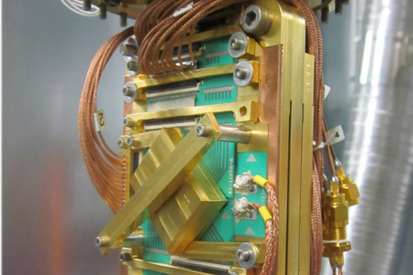 Kvantinių kompiuterių galia skaičiuojama kubitais. „D-Wave X2“ jų turi per tūkstantį.<br>Dwavesys.com nuotr.