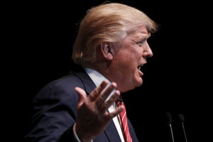D. Trumpas prisišnekėjo – britai nori jo nebeįsileisti į šalį