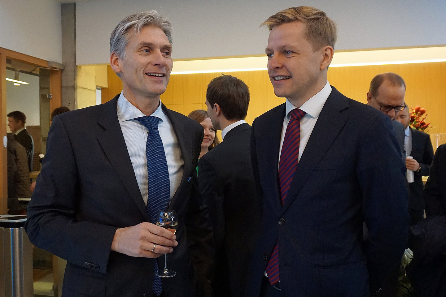 Vilniaus meras R.Šimašius bendrauja su „Danske Bank“ grupės direktoriumi Thomasu F.Borgenu.<br>A.Lukošiaus nuotr.