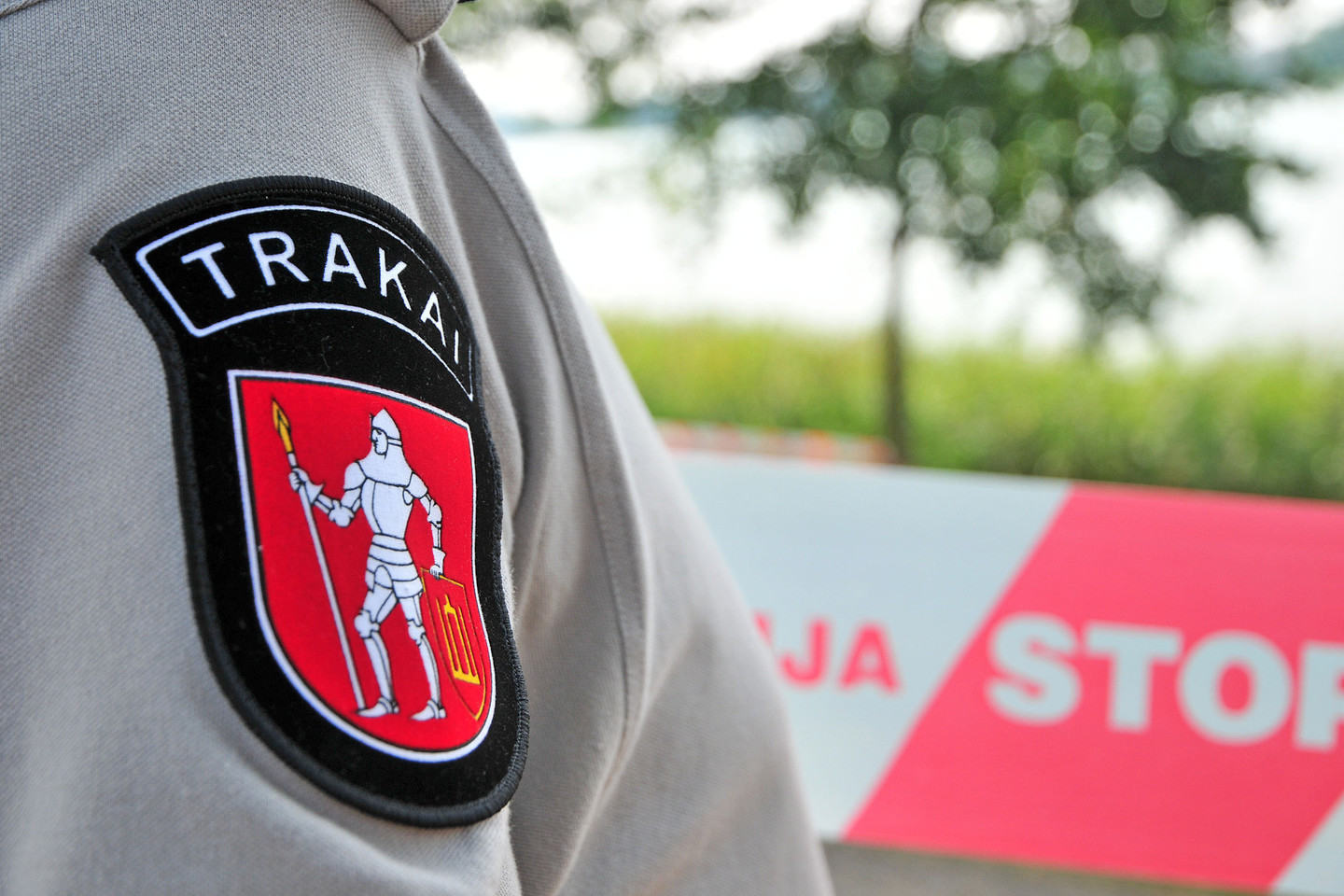 Teismas nuo pareigų nušalino piktnaudžiavimu ir vagyste įtariamus Trakų policininkus.