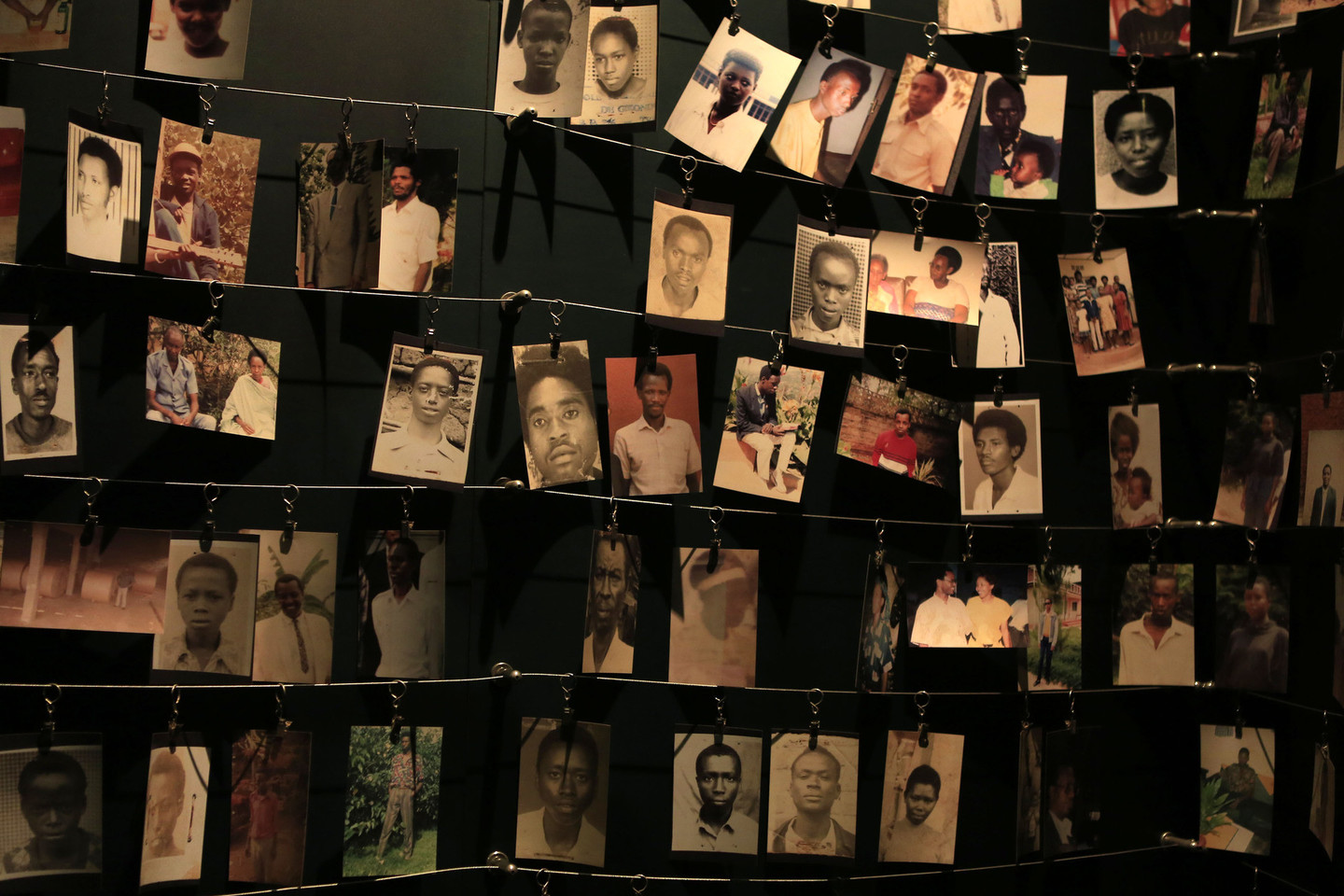 Kigali genocido muziejuje iškabintos nuotraukos žmonių, kurie buvo išžudyti 1994 metais genocido metu.<br>Reuters/Scanpix nuotr.