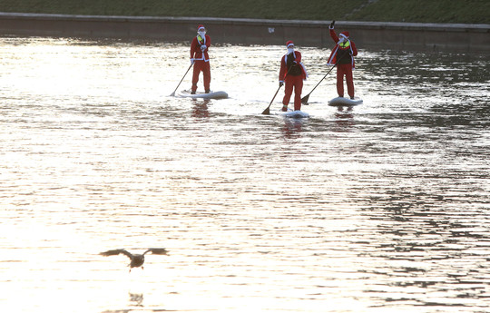 Kalėdų seneliai plaukė upe.<br>R.Danisevičiaus nuotr.