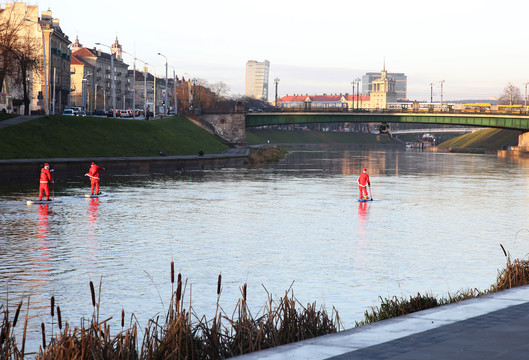 Kalėdų seneliai plaukė upe.<br>R.Danisevičiaus nuotr.