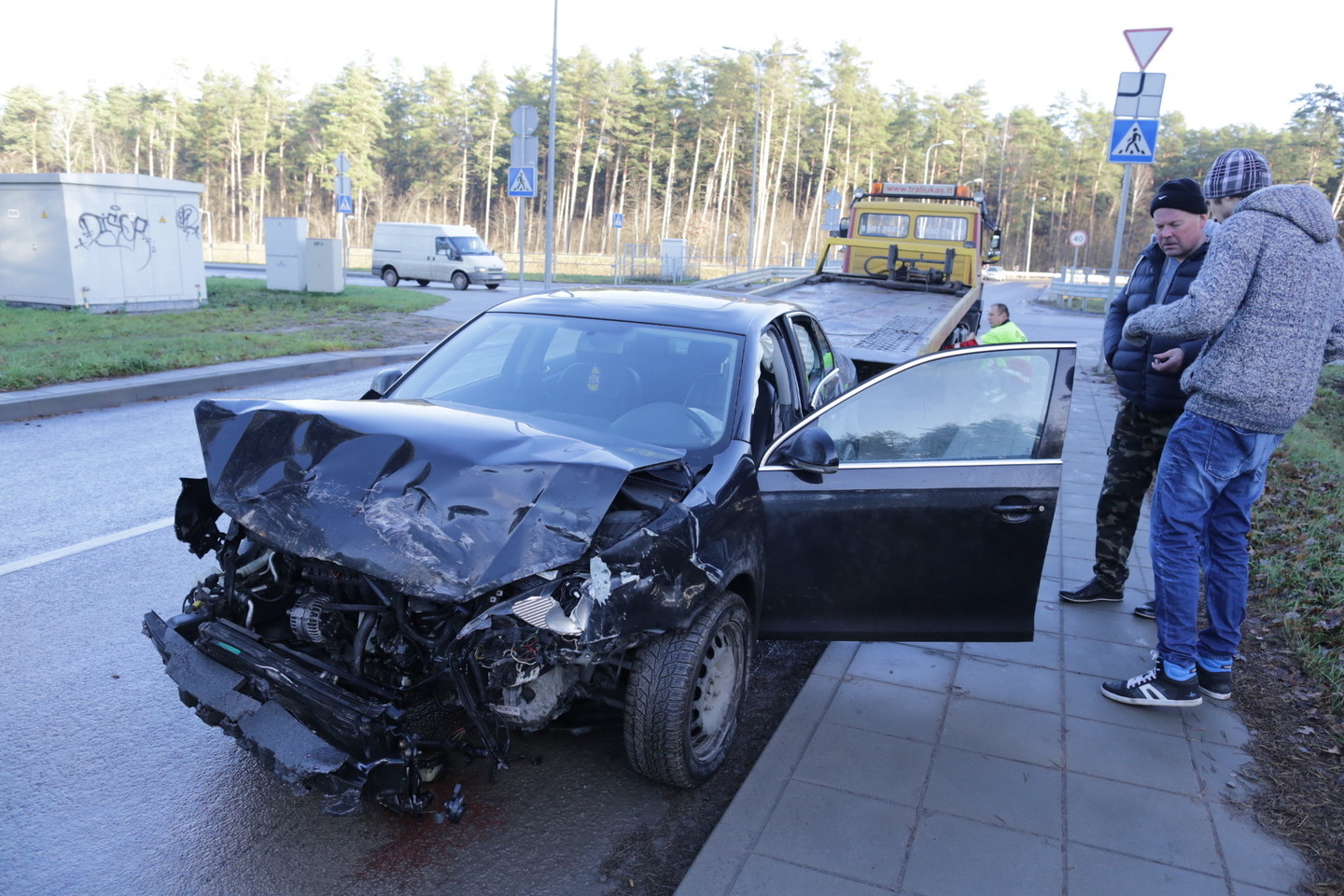 Po avarijos vairuotojai užsipildė eismo įvykio deklaracijas.