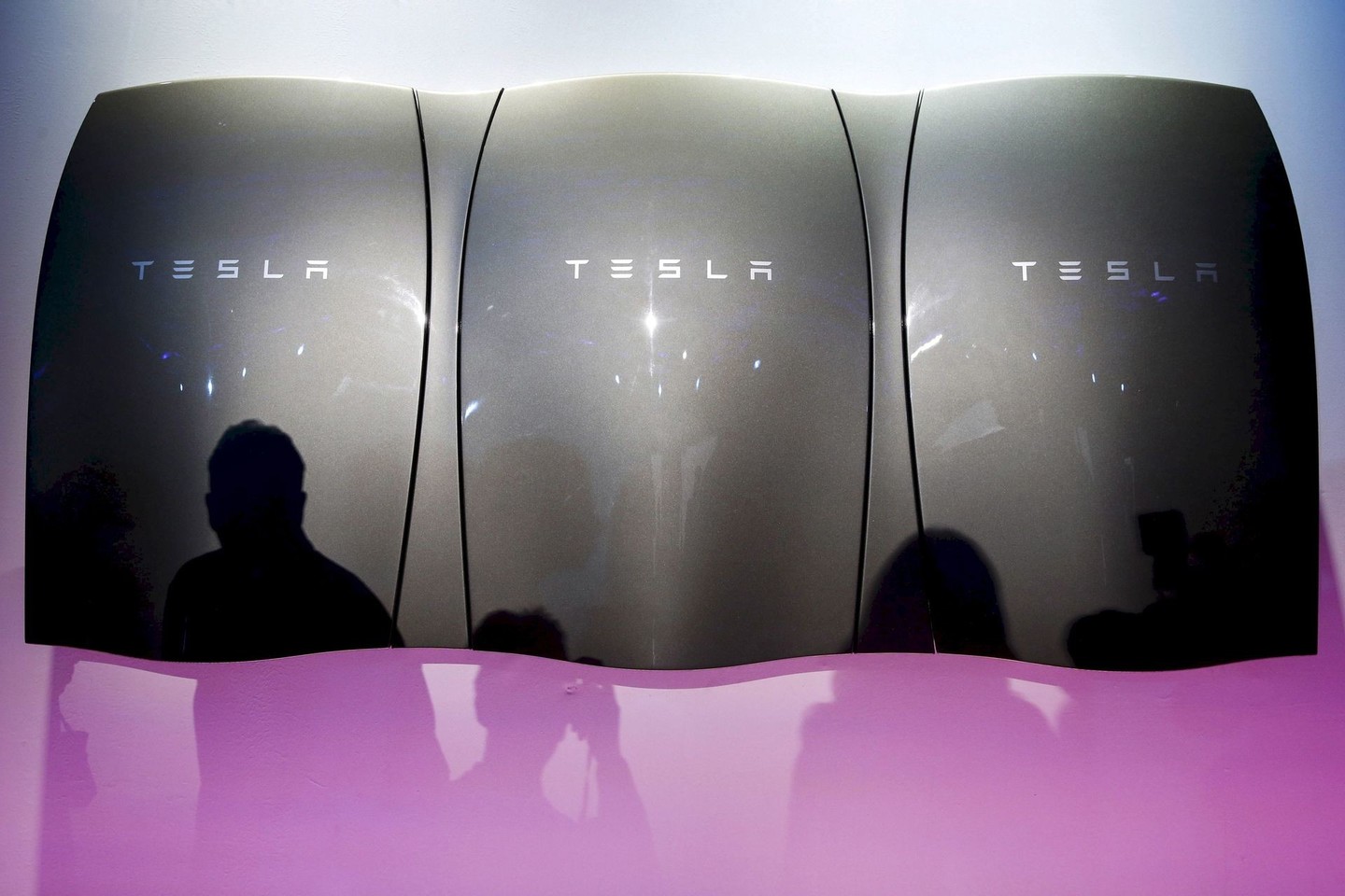 Ličio jonų pagrindu kuriami „Tesla Powerwall“ akumuliatoriai – juos elektromobilių gamintojas siūlo elektros energijos tiekimui namuose ir įmonėse.