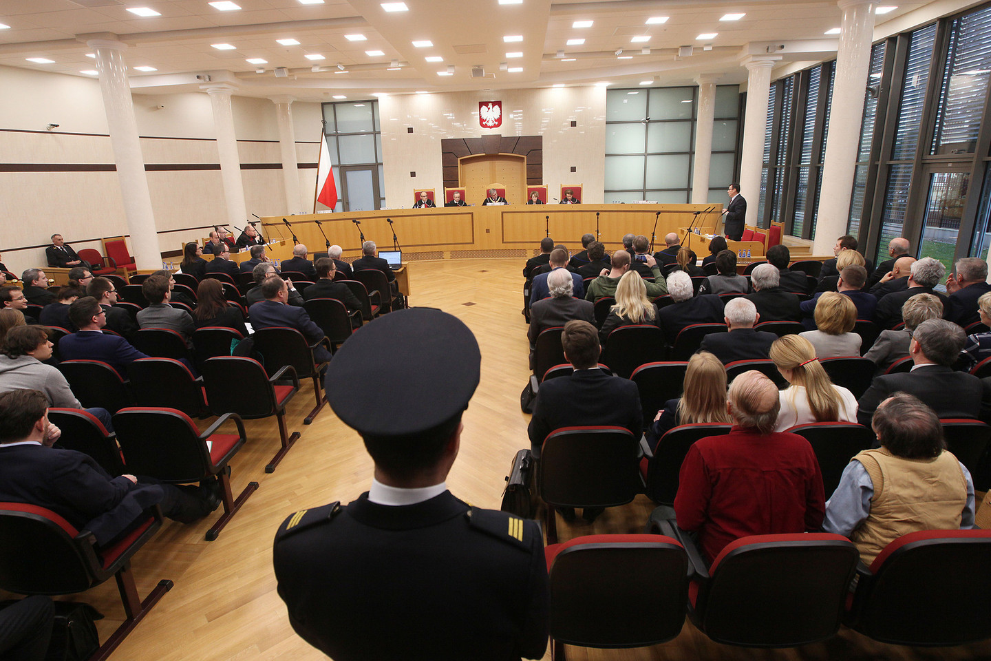 Lenkijos valdančioji partija neišbrenda iš skandalo dėl konstitucinio teismo.