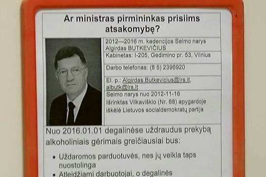 Degalinių tualetus papuošė politikų veidai