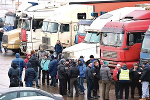 Užguiti sunkvežimių vairuotojai negailėdami keikia V. Putiną