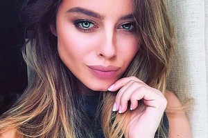 G. Varnaitė per šventes siūlo puoštis aksomo, nėrinių suknelėmis