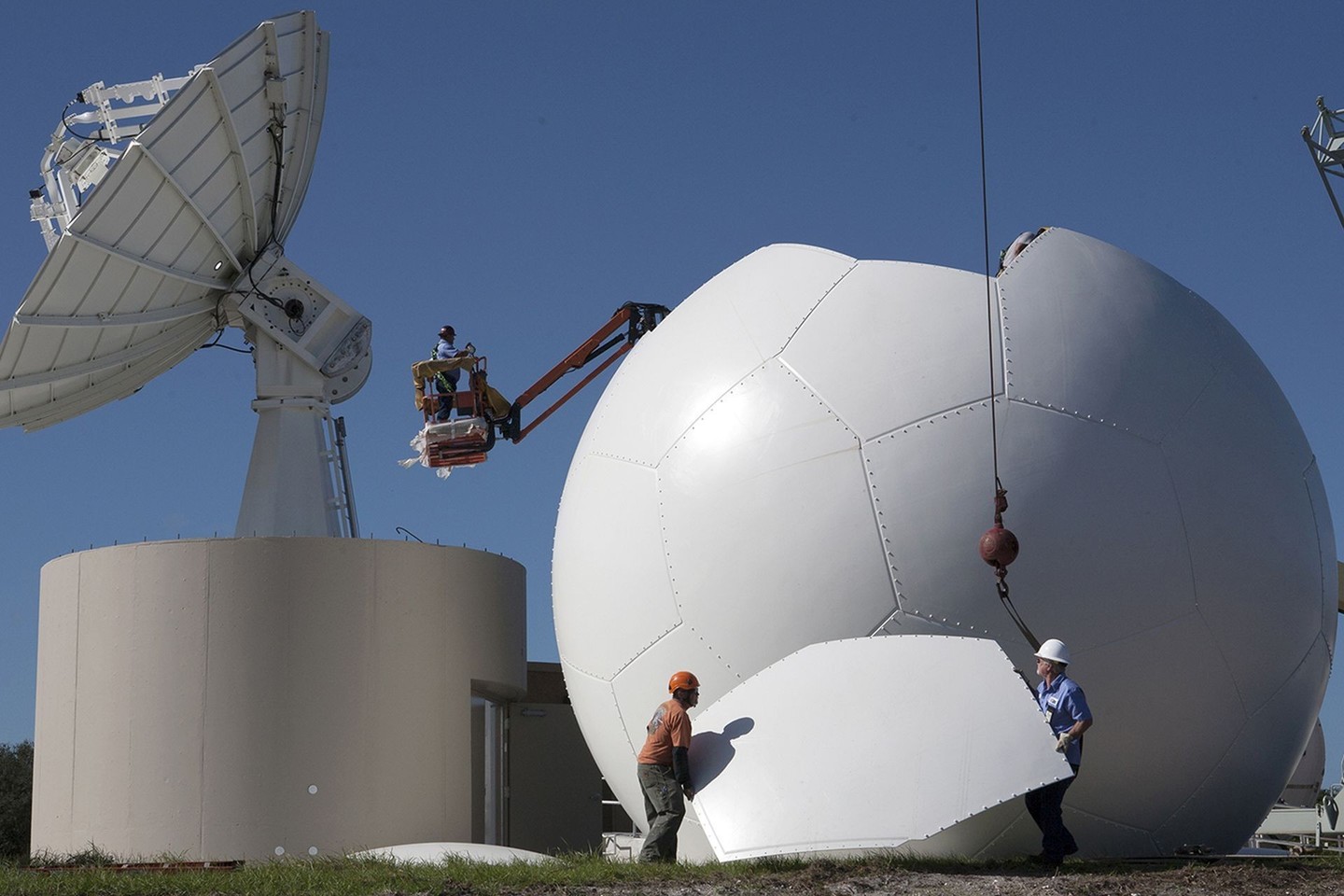 Šis kupolas saugos anteną, kurios lėkštė matoma šalia futbolo kamuolį primenančio kupolo.<br>NASA/Kim Shiflett nuotr.