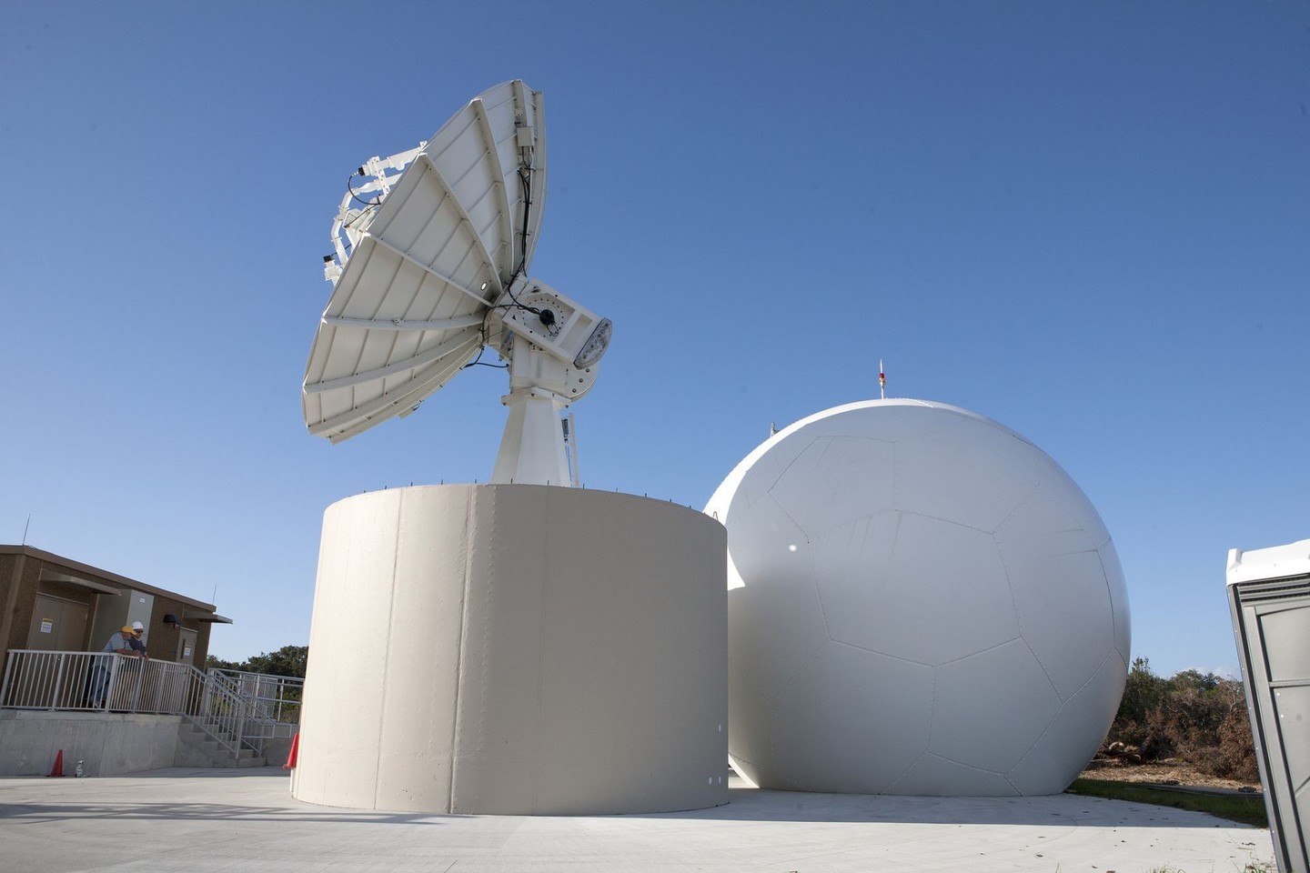 Šis kupolas saugos anteną, kurios lėkštė matoma šalia futbolo kamuolį primenančio kupolo.<br>NASA/Kim Shiflett nuotr.