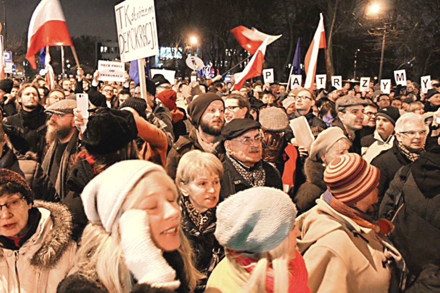 Nedemokratiniais Seimo ir prezidento sprendimais pasipiktinę varšuviečiai protestuoja prie Konstitucinio tribunolo pastato.