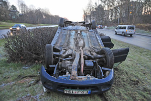 Slidus penktadienio rytas: apvirto mažiausiai 4 automobiliai