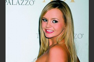 ŽIV užsikrėtusio Charlie Sheeno meilužės grasina teismais