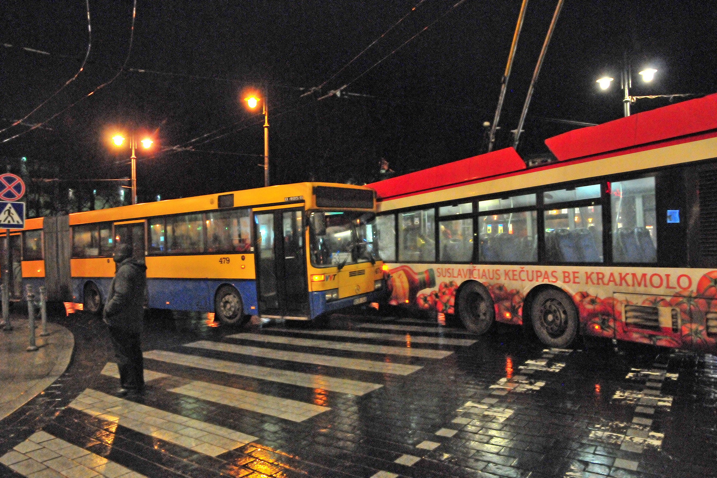 Troleibuso ir autobuso avarija visiškai paralyžiavo visuomeninio transporto eismą Vilniaus centre.<br>A.Vaitkevičiaus nuotr.