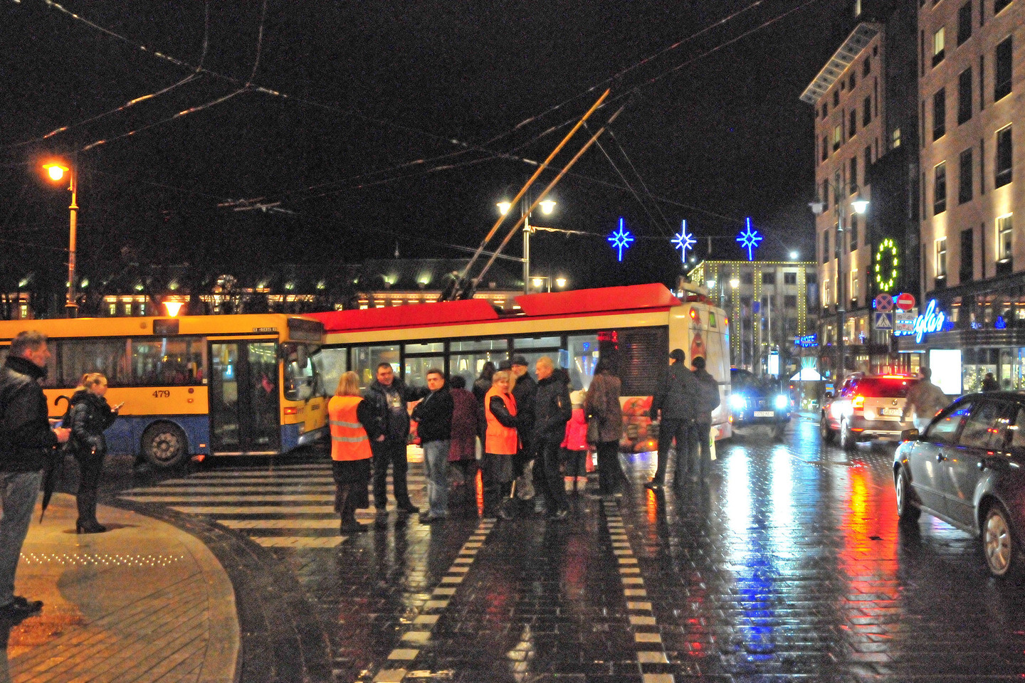 Troleibuso ir autobuso avarija visiškai paralyžiavo visuomeninio transporto eismą Vilniaus centre.<br>A.Vaitkevičiaus nuotr.