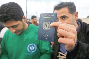 Siriškais pasais migrantai apsirūpina tiesiog kioske
