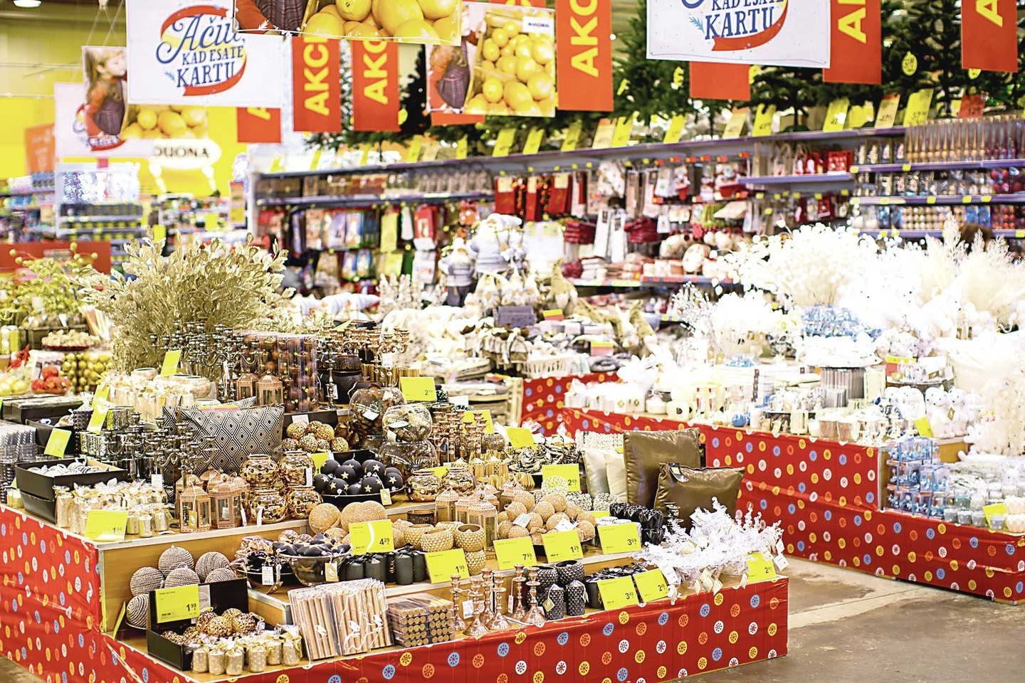 Prekybos tinklai tampa vis svarbesni pagalbininkai ruošiantis šventėms – tiek puošiant namus, tiek ieškant dovanų.